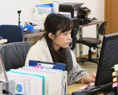 有田電器情報システム　女性社員の様子です。の画像